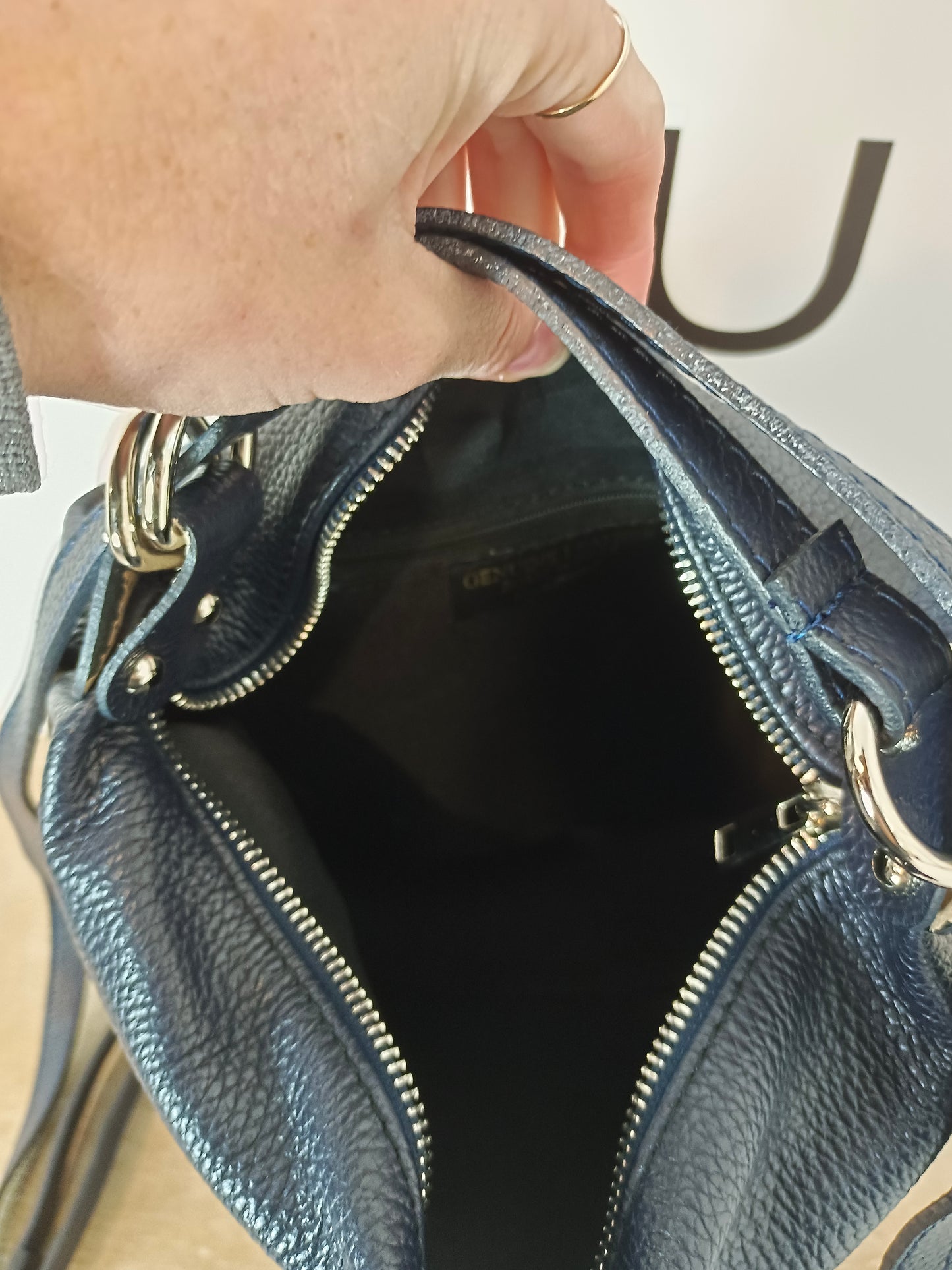 OTRAS. Bolso/mochila azul de piel