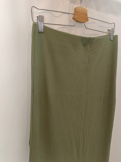 STRADIVARIUS. Falda midi canalé verde T.l