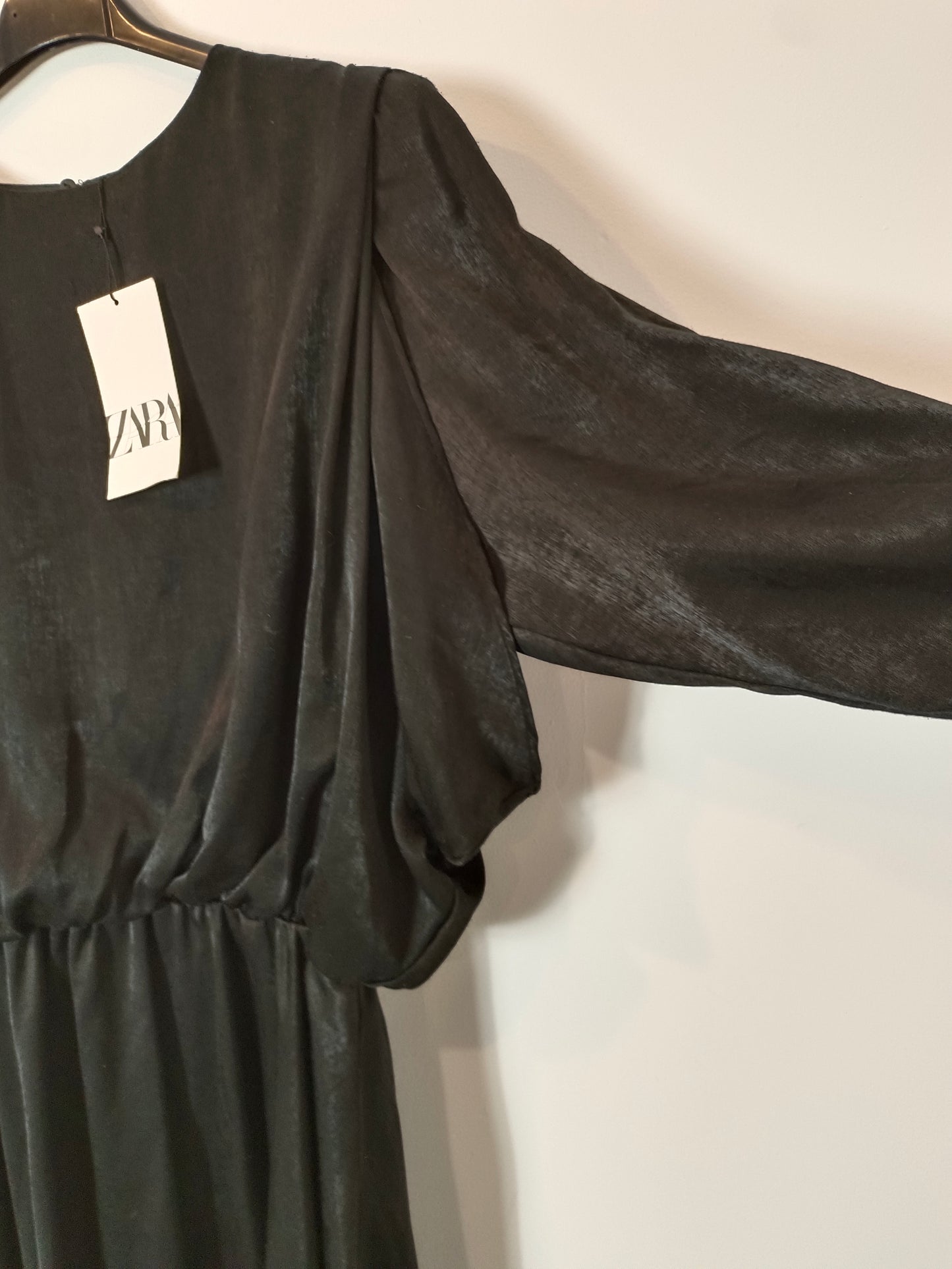 ZARA. Vestido negro volantes T.l