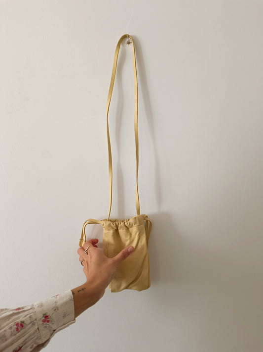 COS. Bolso mini piel amarillo