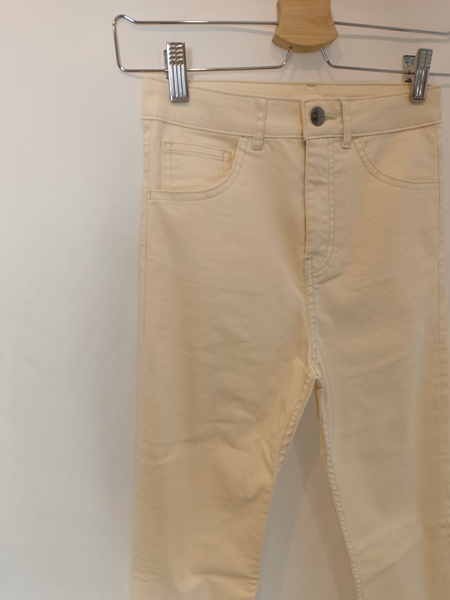 H&M. Pantalón pitillo beige T.34