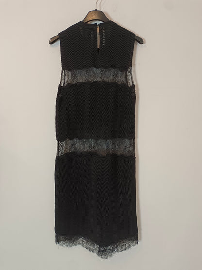 ZARA. Vestido negro con encaje. T M