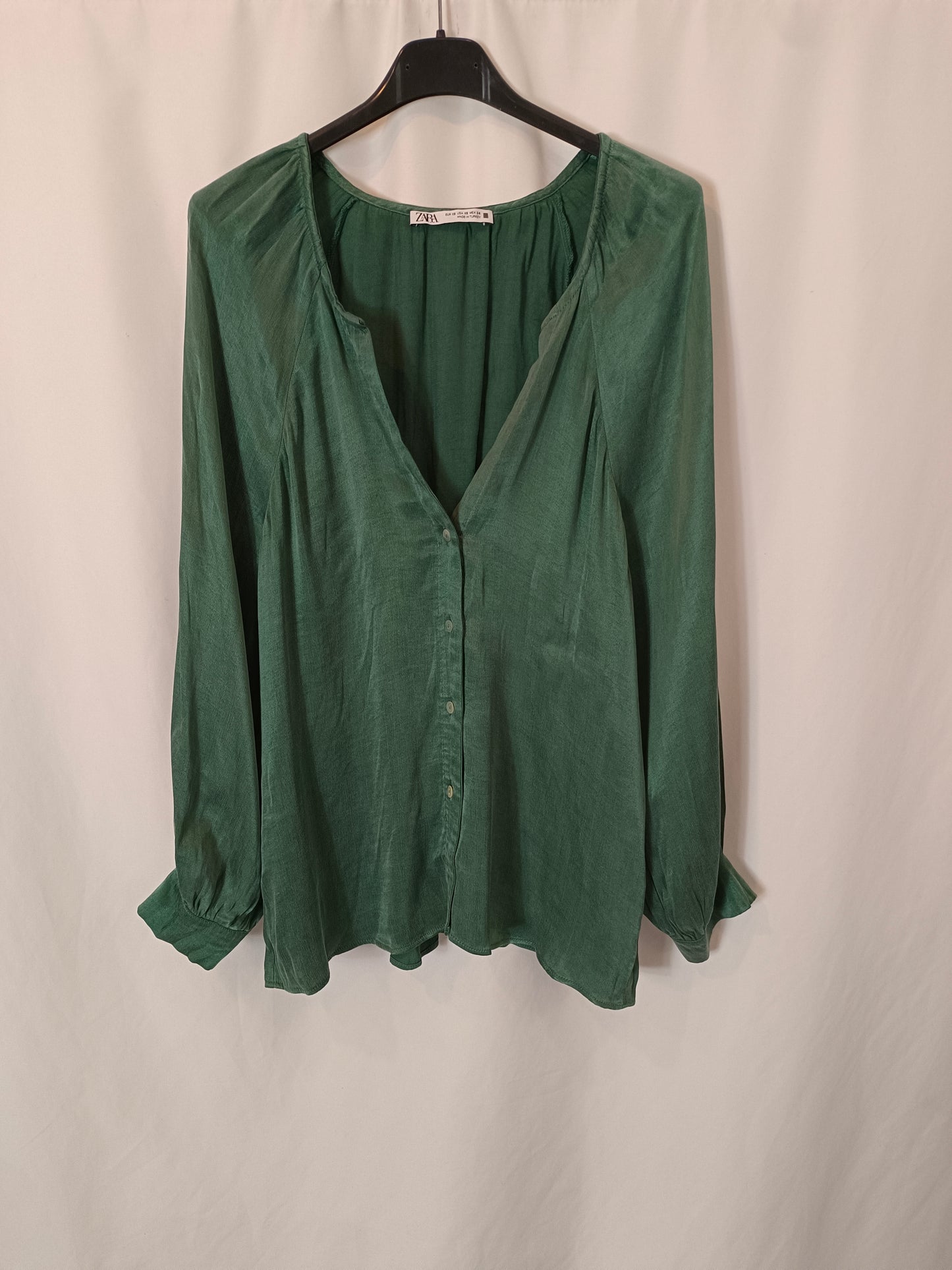 ZARA. Blusa verde fluida T.xs