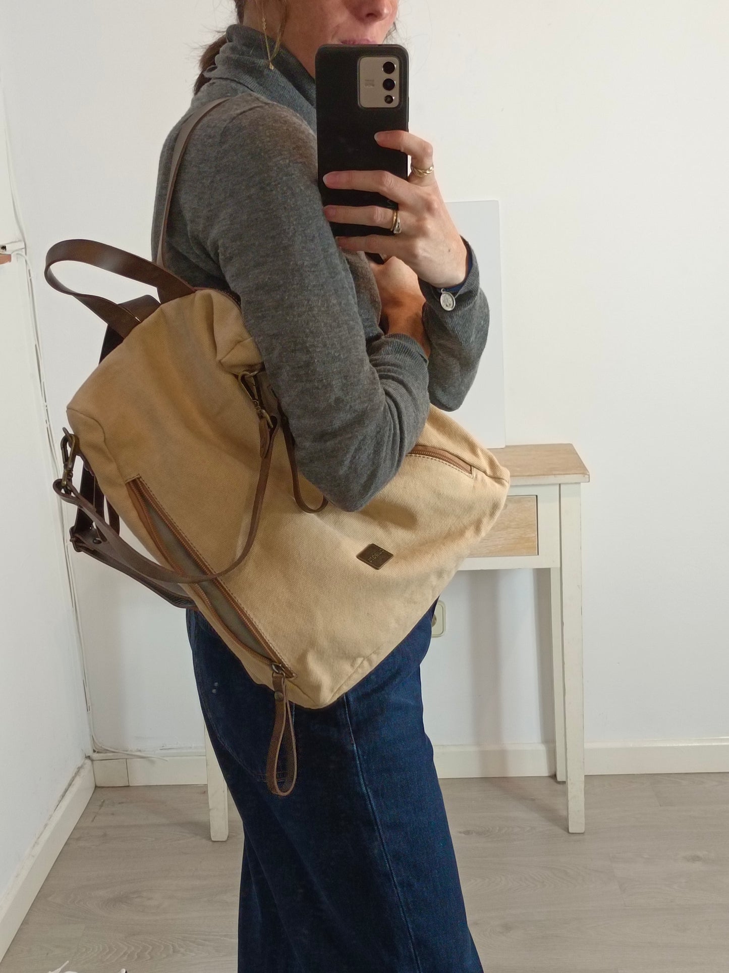 CUIROTS. Mochila lona beige detalles piel