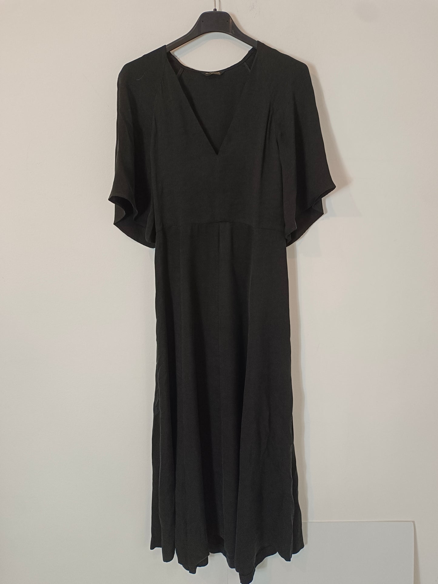 MASSIMO DUTTI. Vestido negro midi  T.34