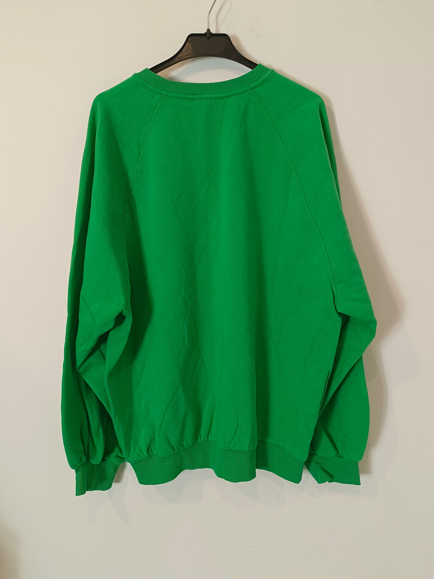 BERSHKA. Sudadera verde letras T.m