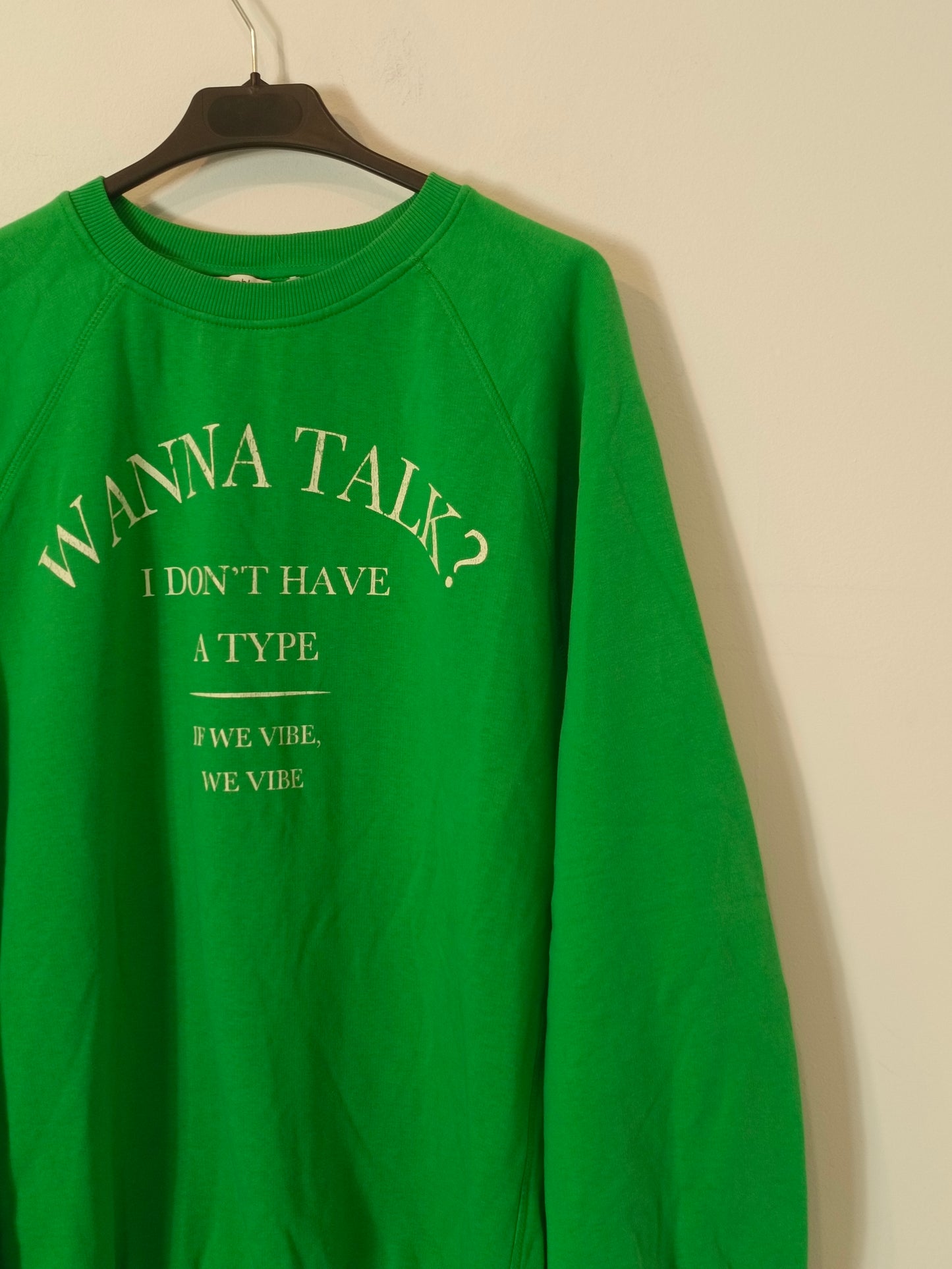 BERSHKA. Sudadera verde letras T.m