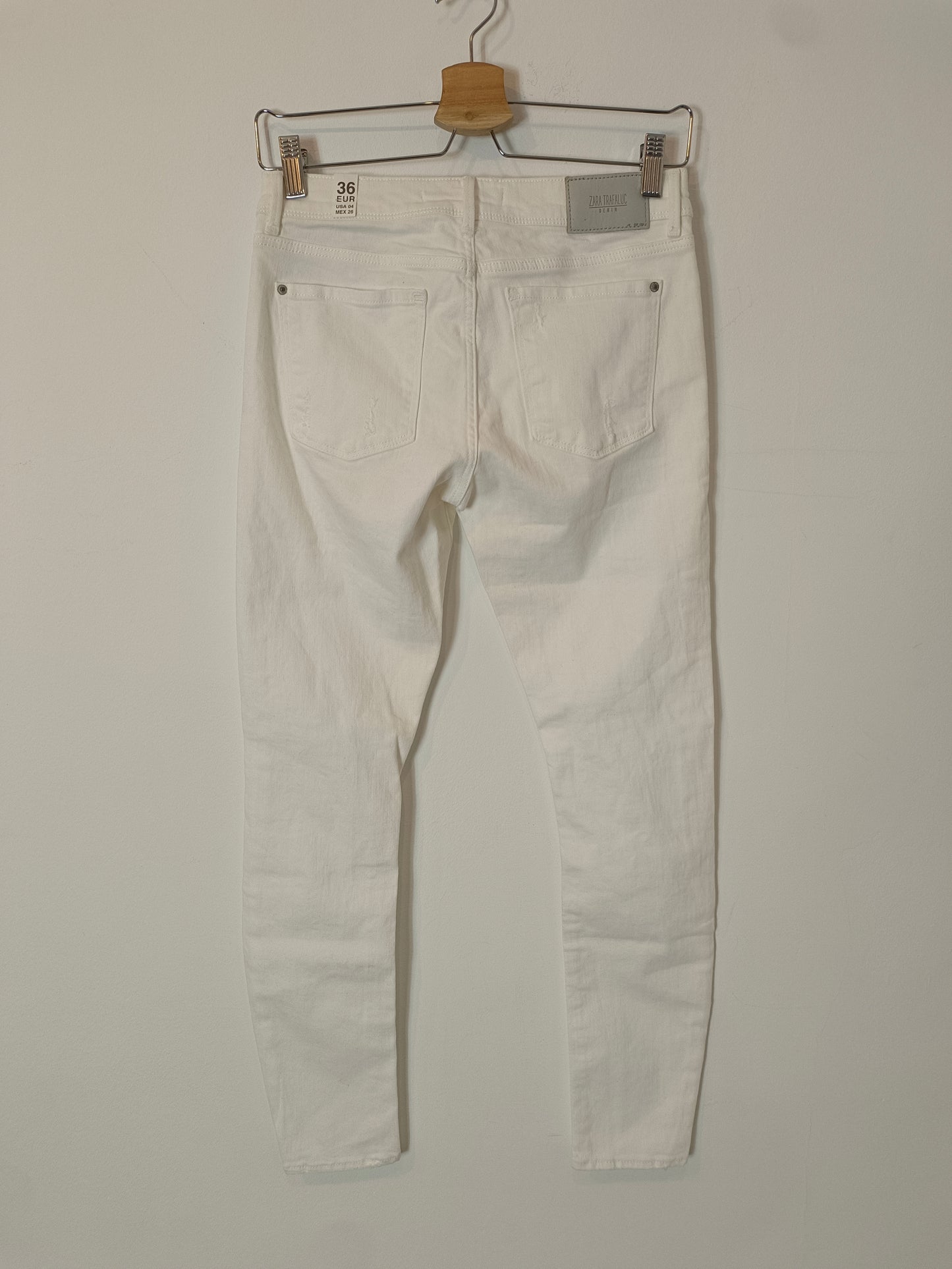 ZARA. pantalón blanco denim rotos T.36