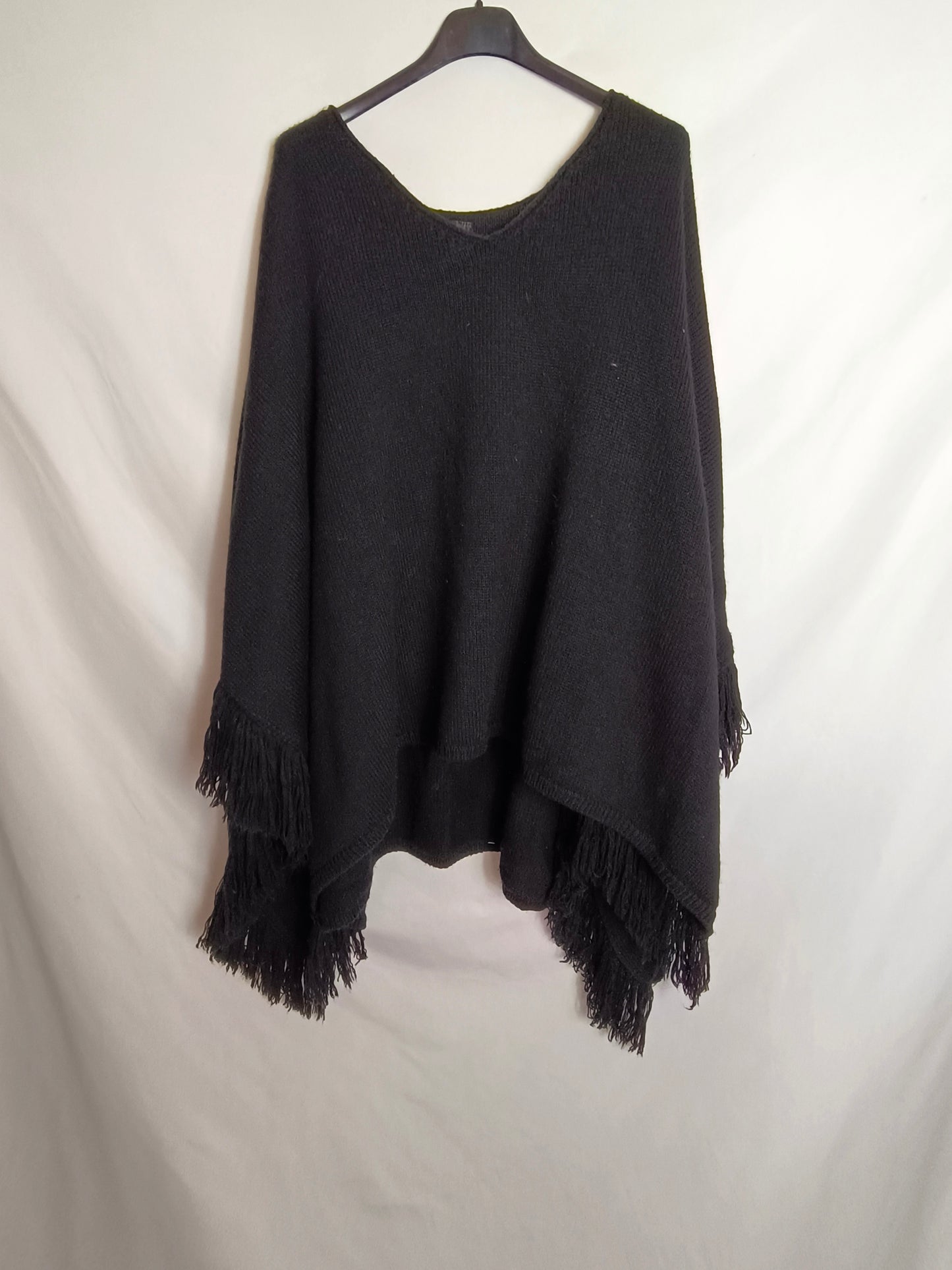 ACCESORIZE. Poncho negro flecos