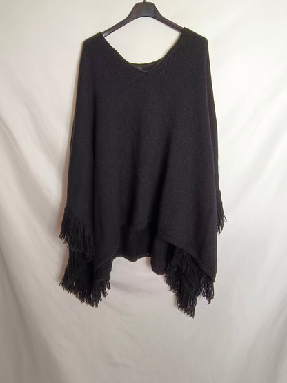 ACCESORIZE. Poncho negro flecos