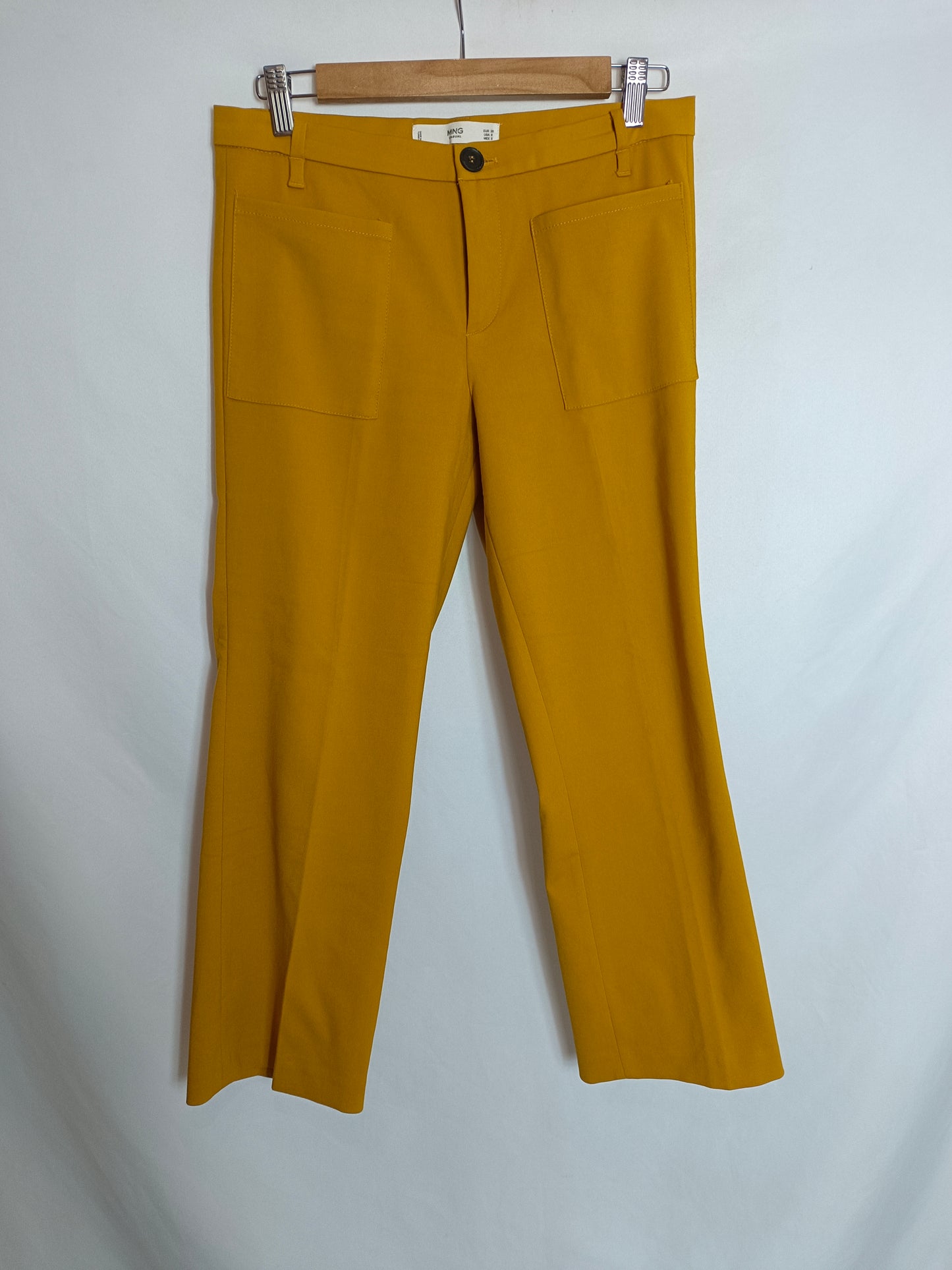 MANGO. Pantalón acampanado mostaza T.38