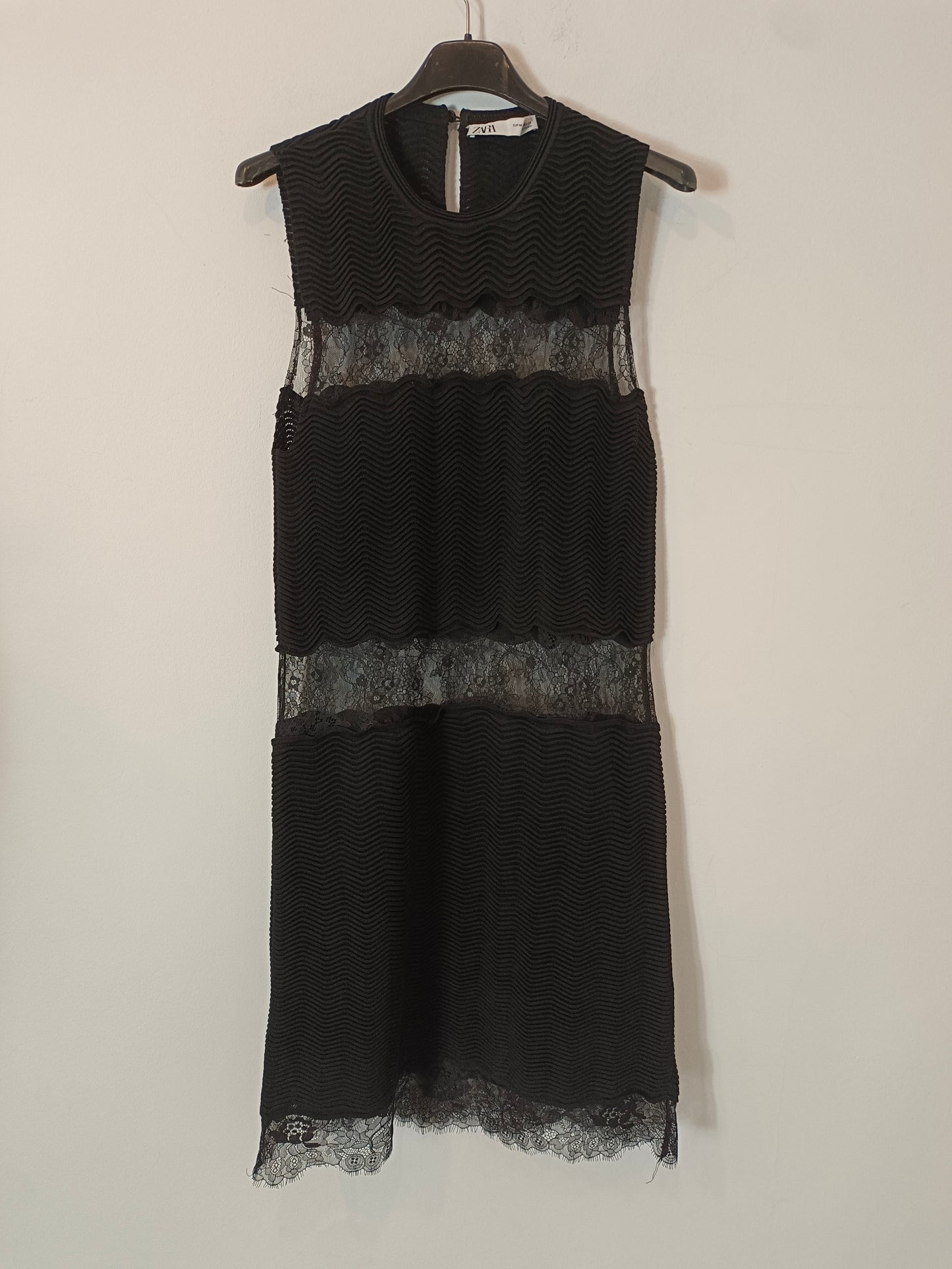 ZARA. Vestido negro con encaje. T M