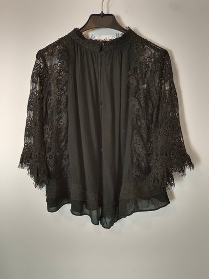 ZARA. Blusa negra fluida encajes. T M