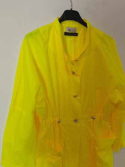 UMO COLLECTION. Cortavientos amarillo  botones joya T.38