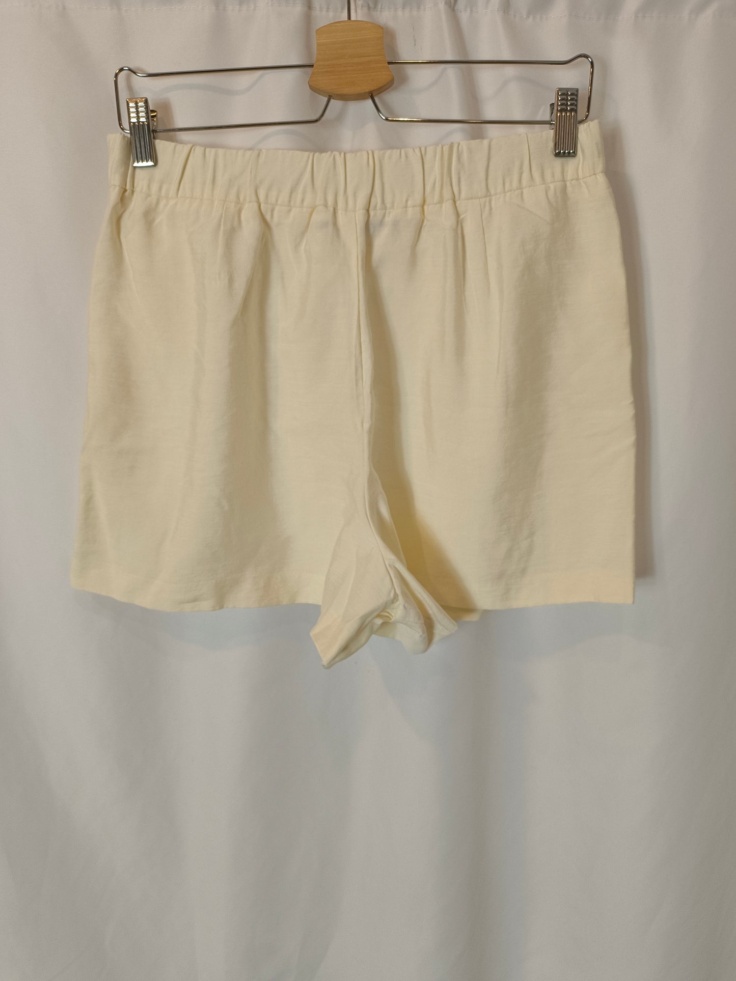 MANGO. Bermuda beige fluida. T 38