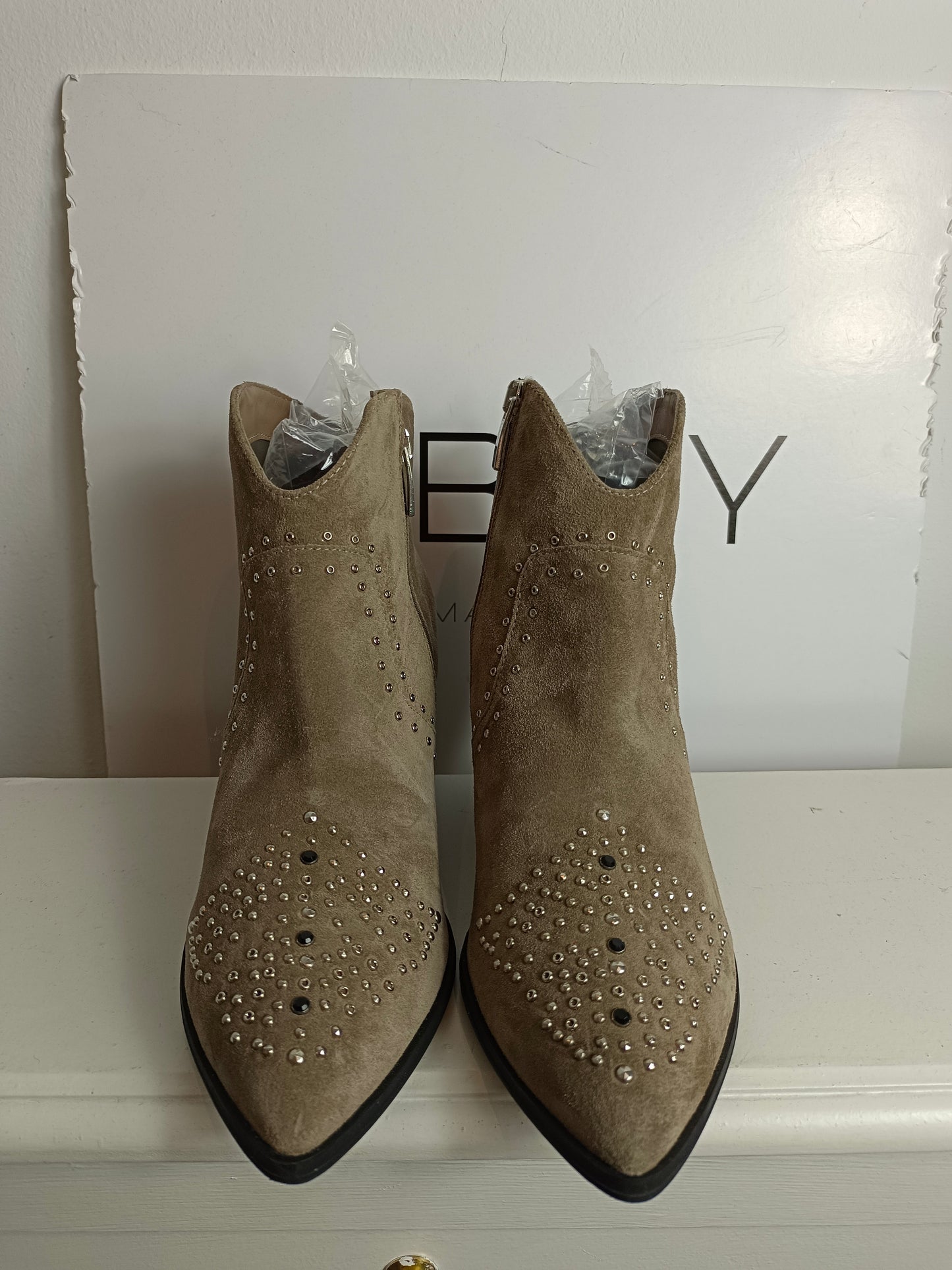 JANET & JANET. Botines beige tachuelas T.39