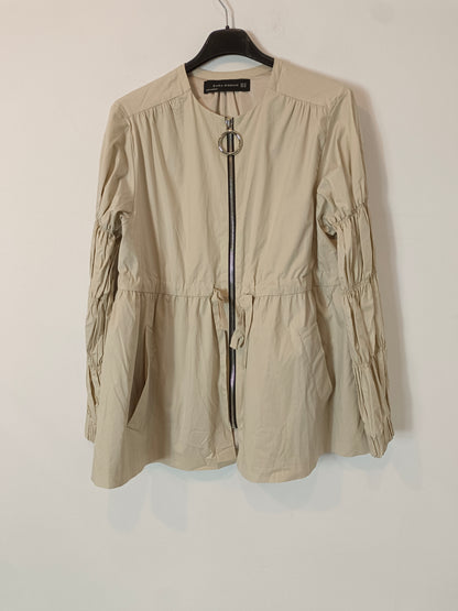 ZARA. Chaqueta beige fluida detalle mangas. T XS