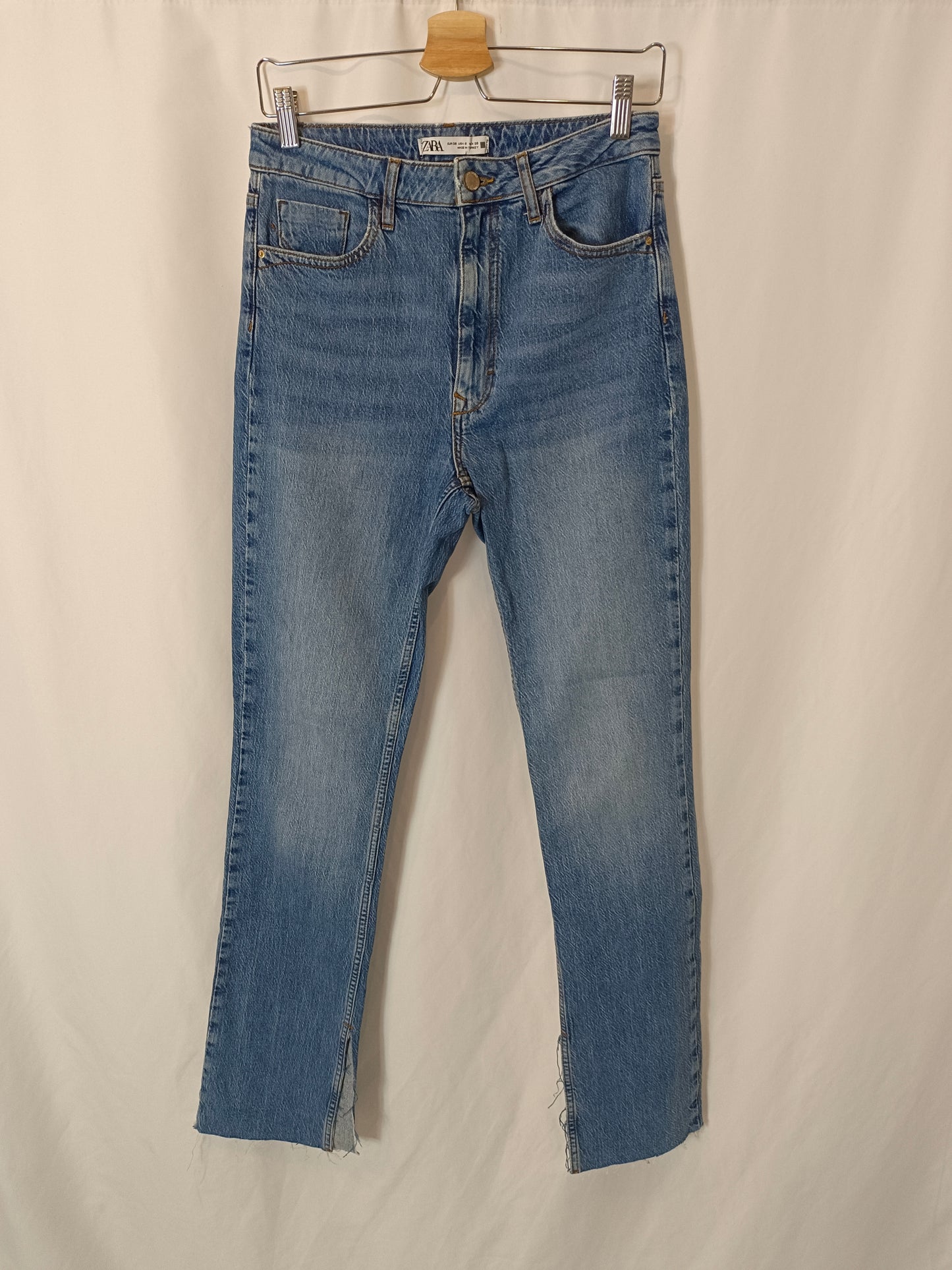 ZARA. Pantalón denim apertura T.38