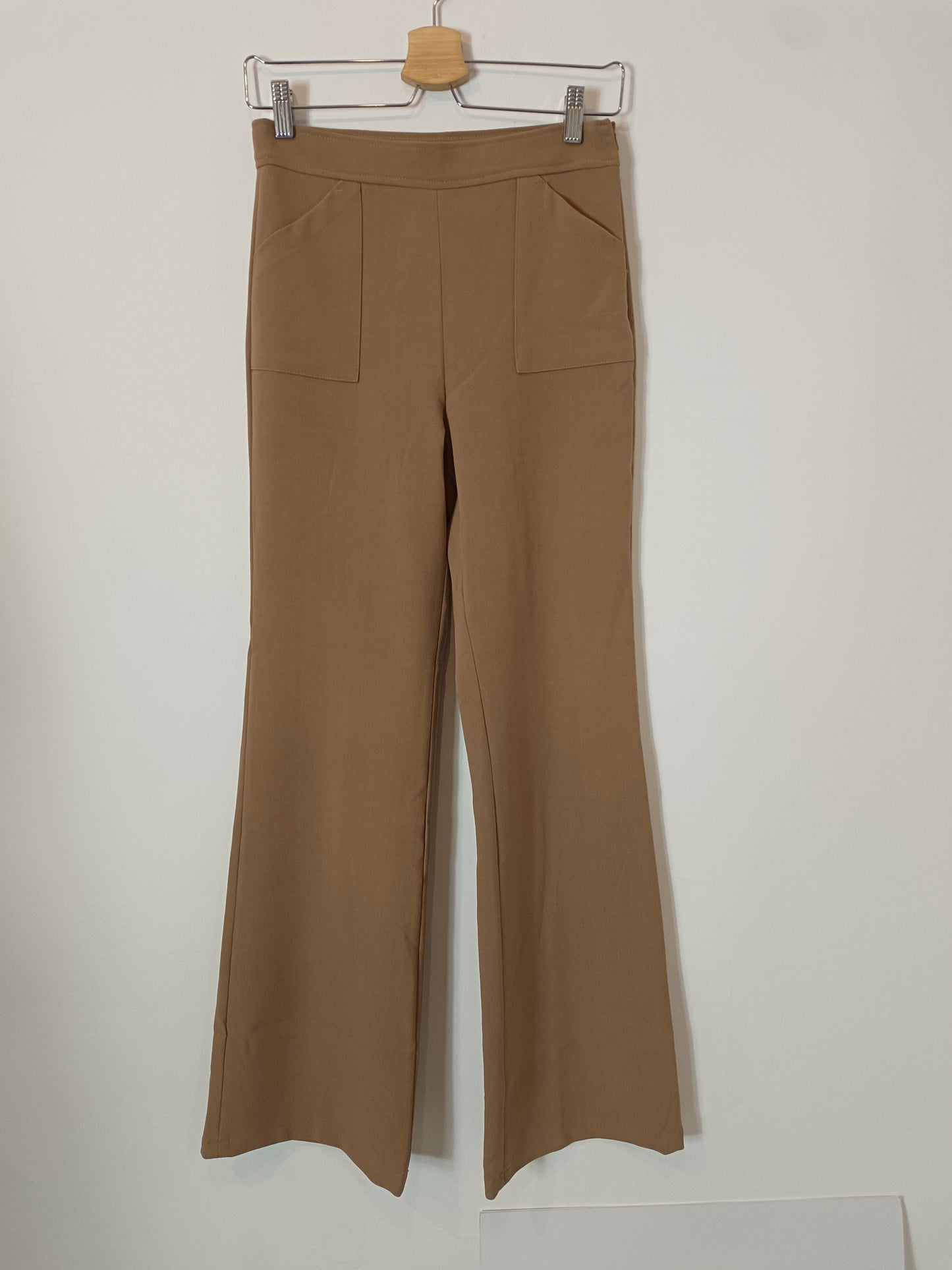 ERRE. Pantalón beige semi elastico T.36