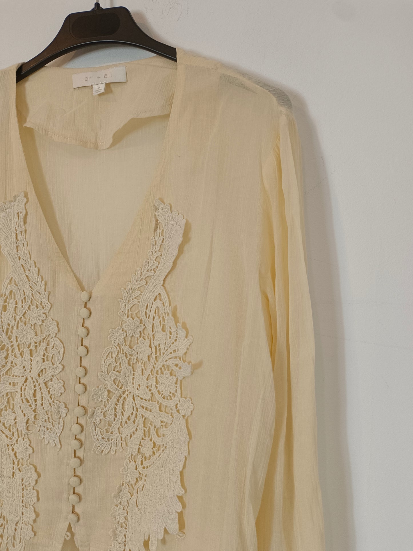 ERI+ALI (&OTHER STORIES). Blusa beige abotonada encajes T.s