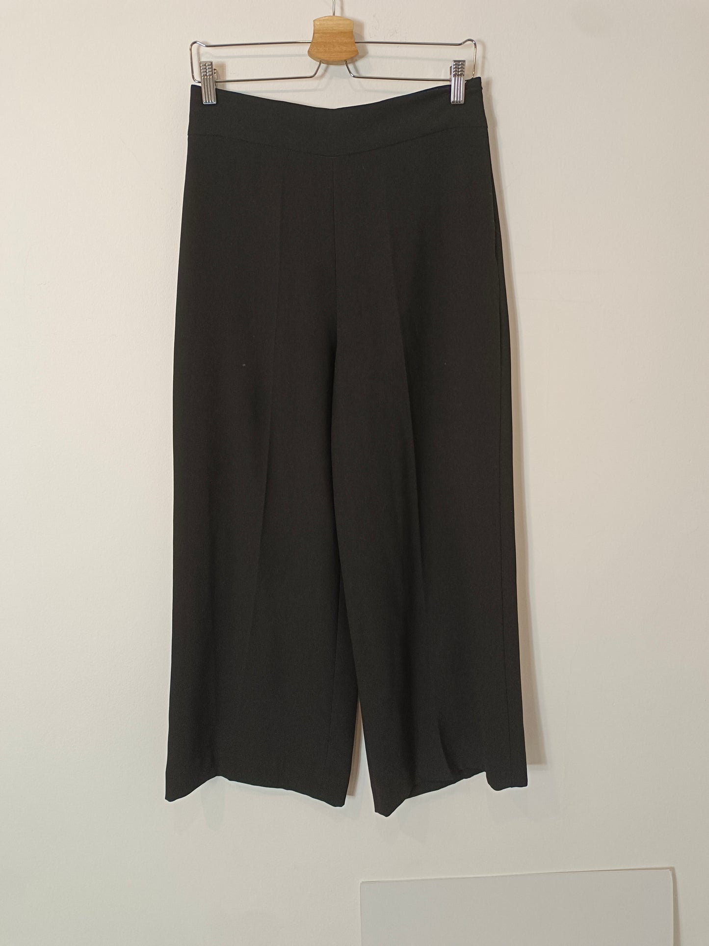 ZARA. Pantalón negro culotte T.m