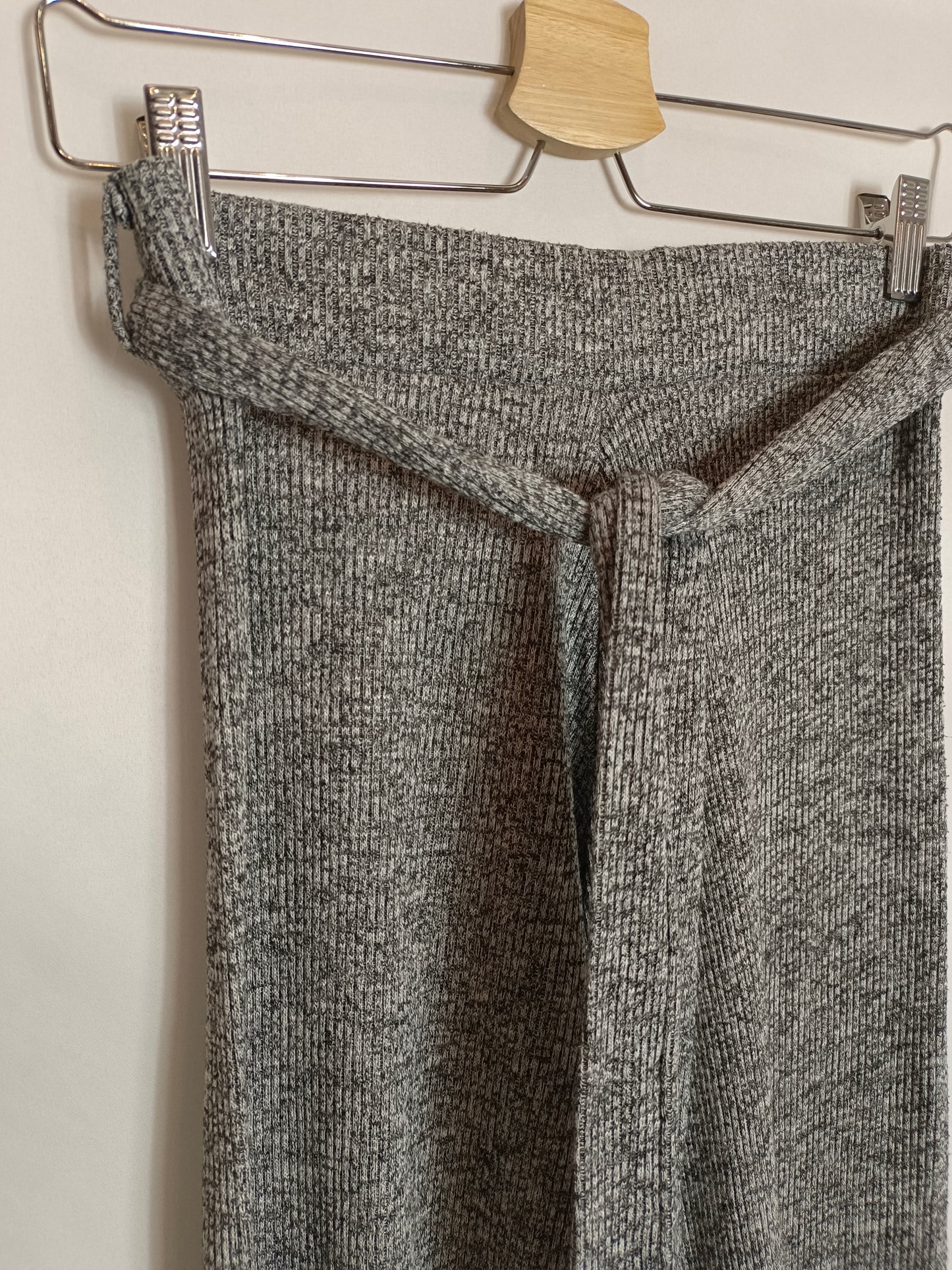 PULL&BEAR. Pantalón gris jaspeado T.s