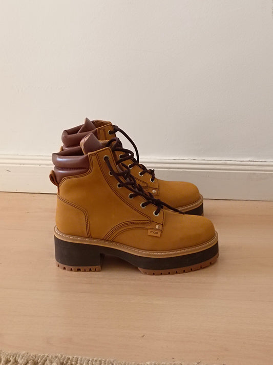 MAJE. Botas camel cordones  T.39