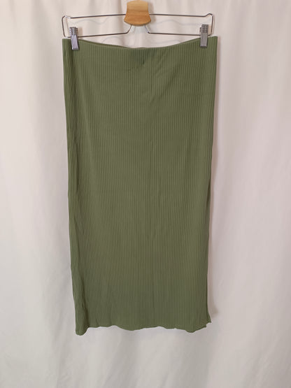 STRADIVARIUS. Falda midi canalé verde T.l