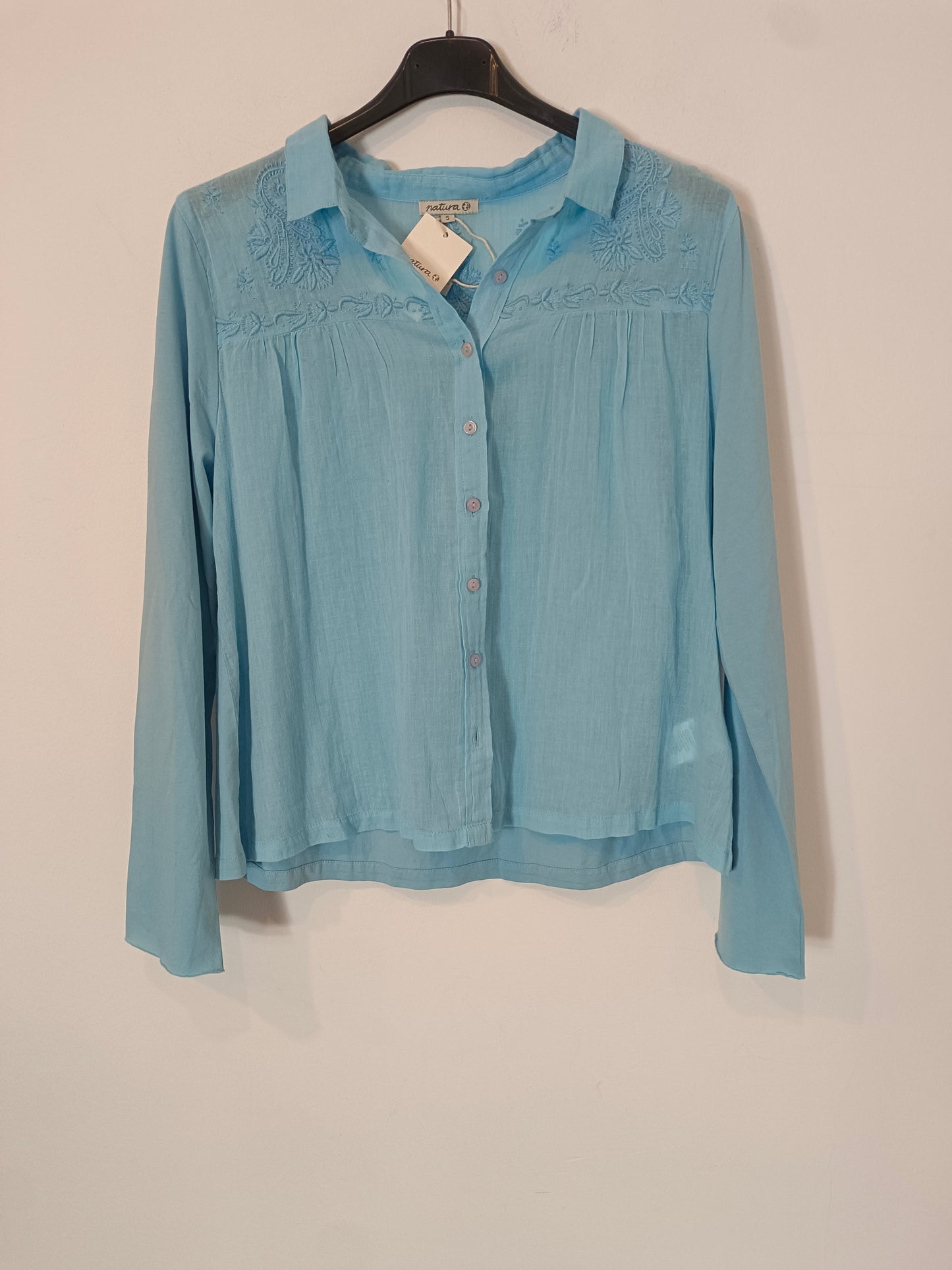 NATURA. Blusa azul bordada T.s