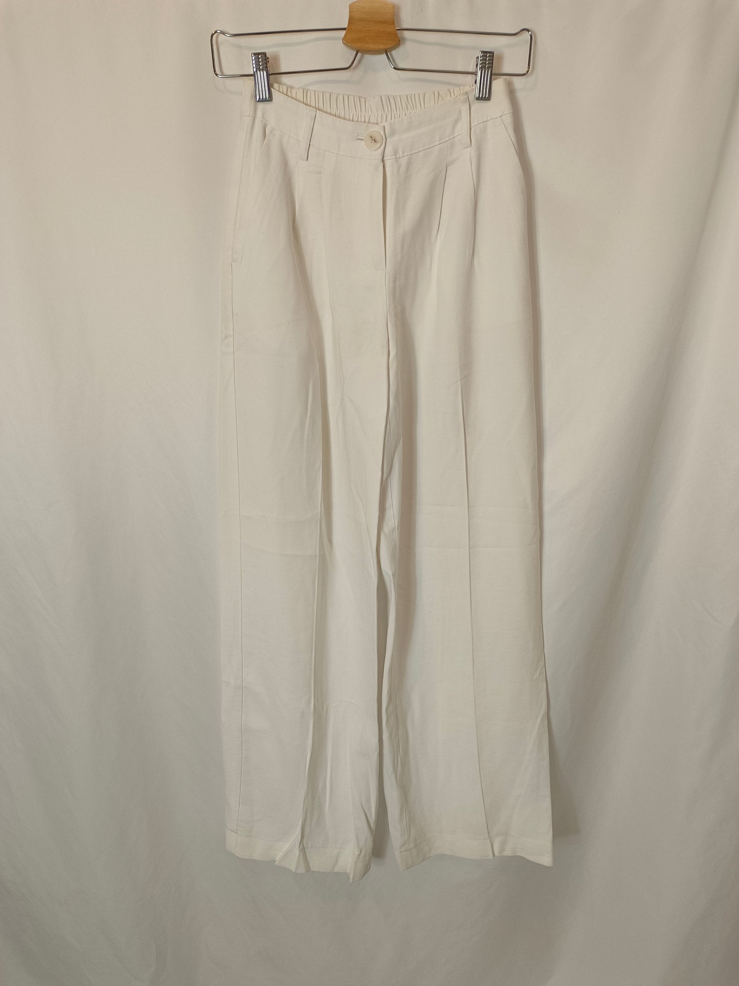 BERSHKA. Pantalón blanco pinzas T.xs