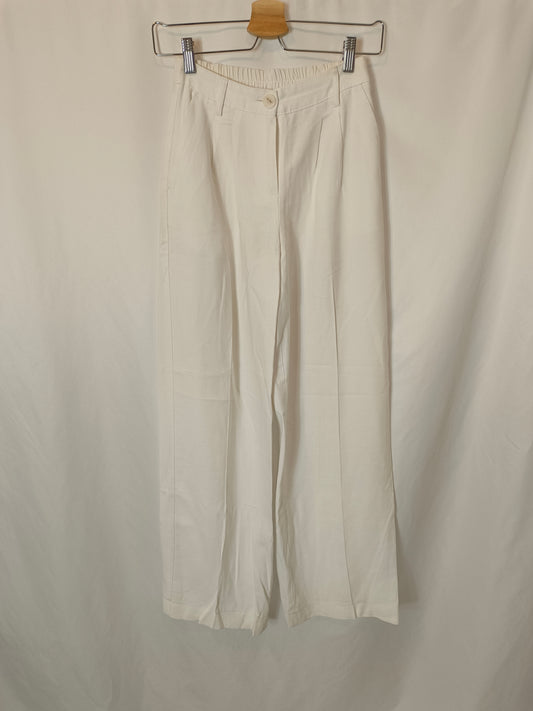 BERSHKA. Pantalón blanco pinzas T.xs