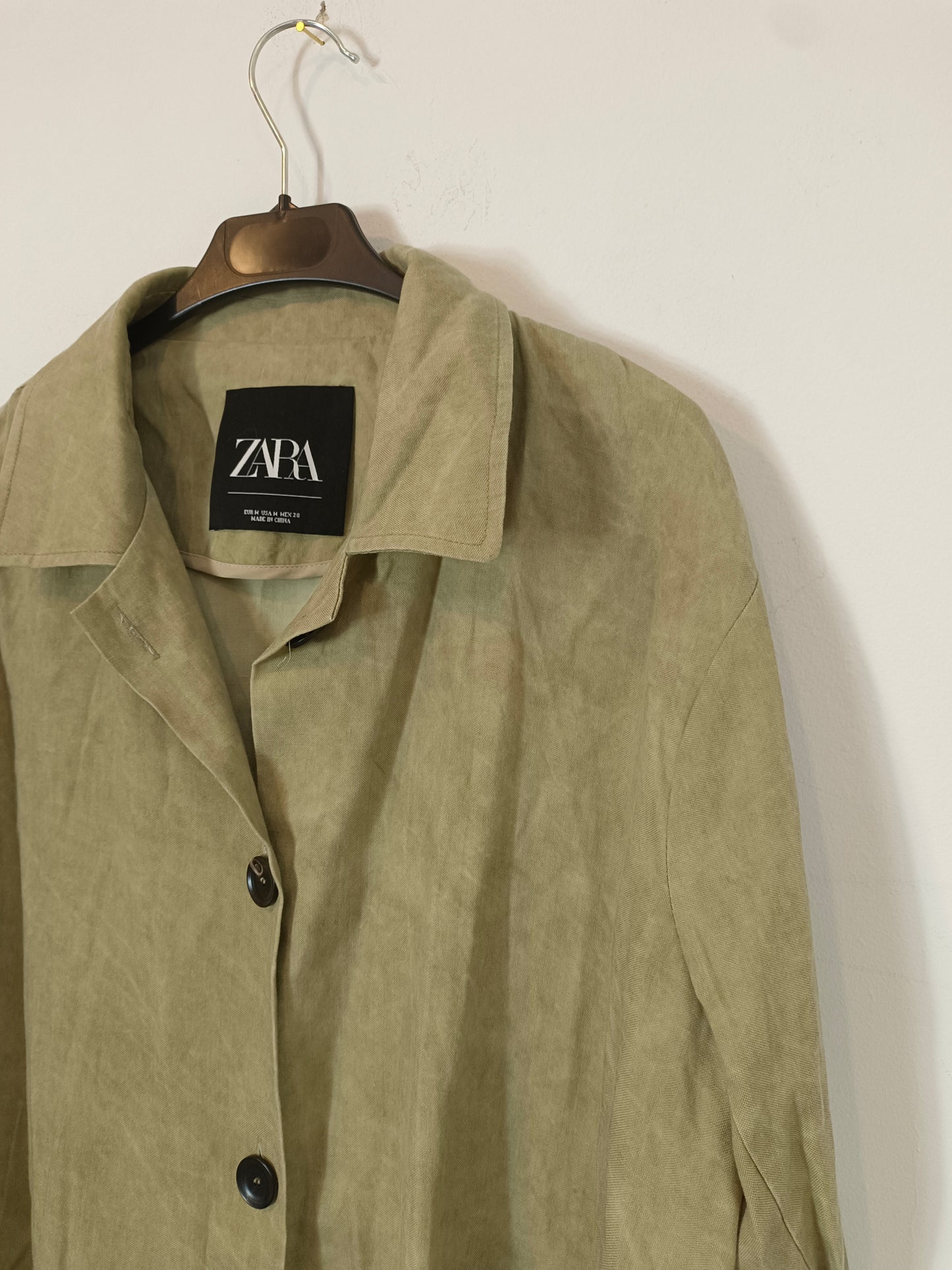 ZARA. Chaqueta fluida verde T.m