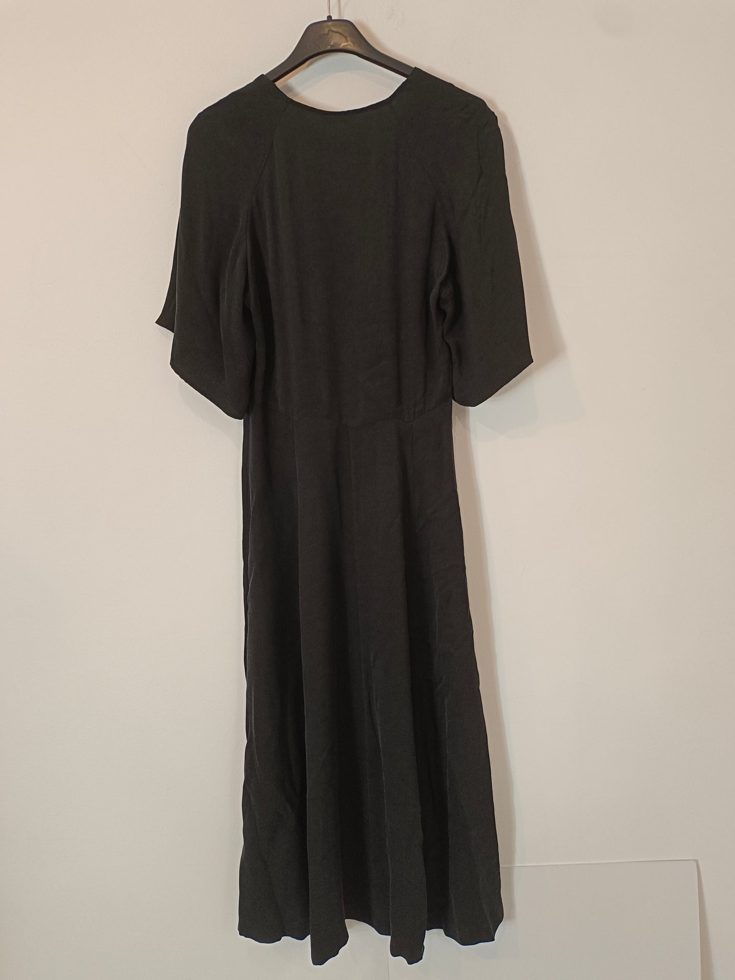 MASSIMO DUTTI. Vestido negro midi  T.34