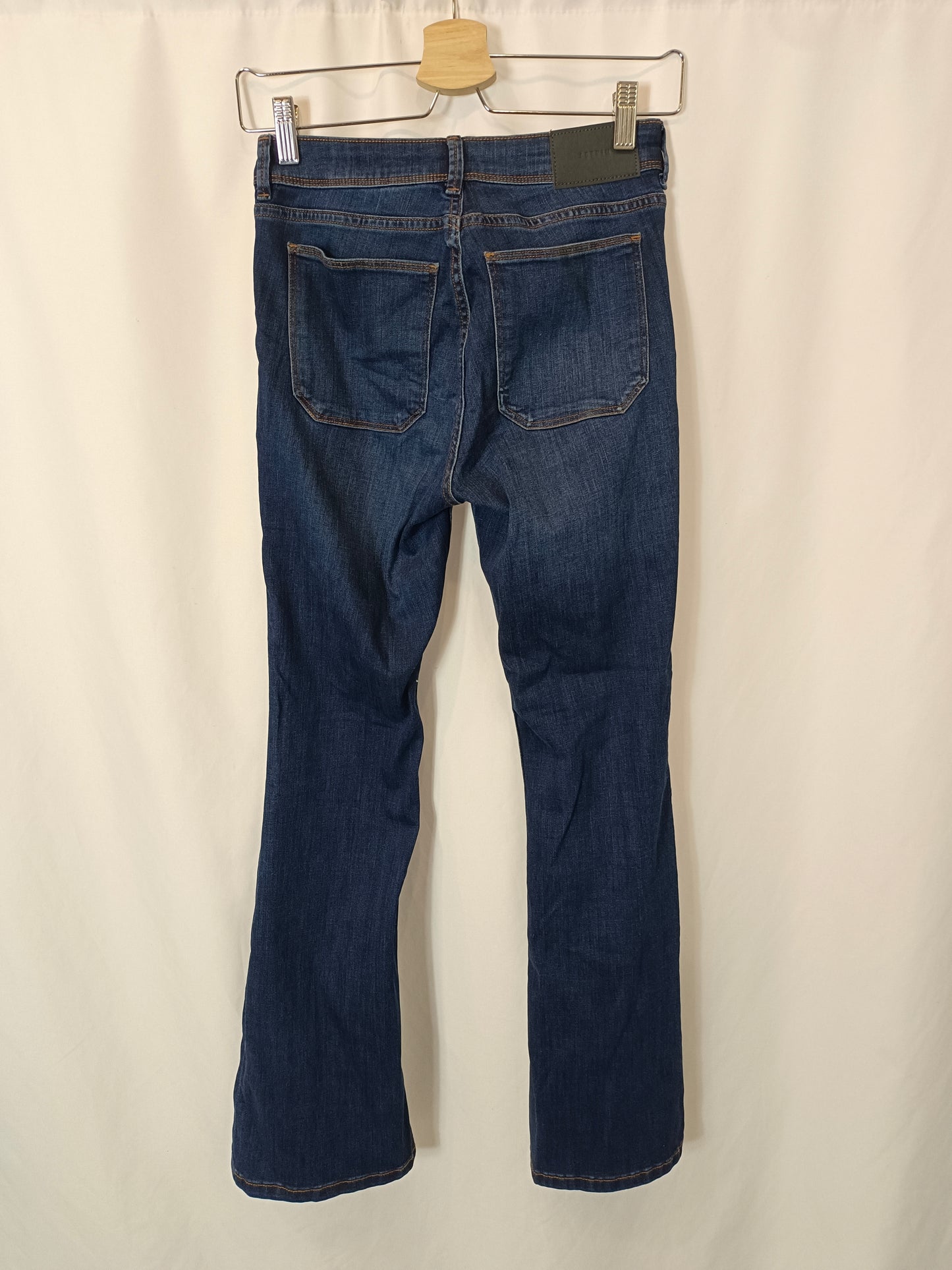 H&M. Pantalón denim campana T.36