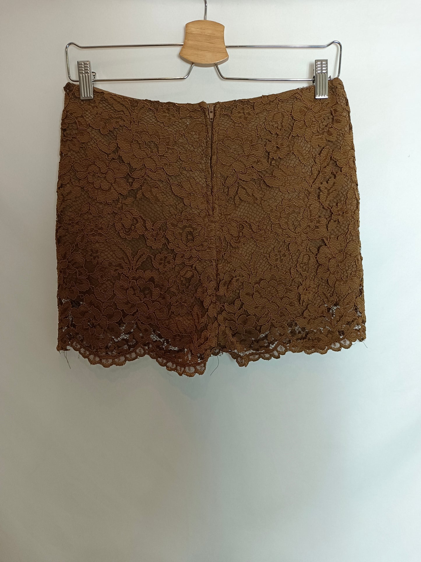 STRADIVARIUS. Shorts marrón encaje T.l