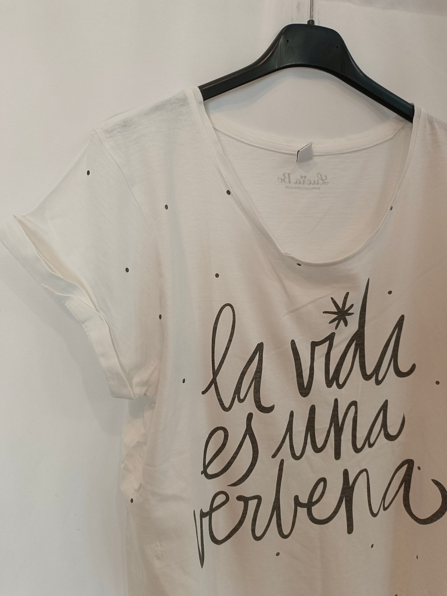 LUCIA BE. Camiseta blanca letras. T L