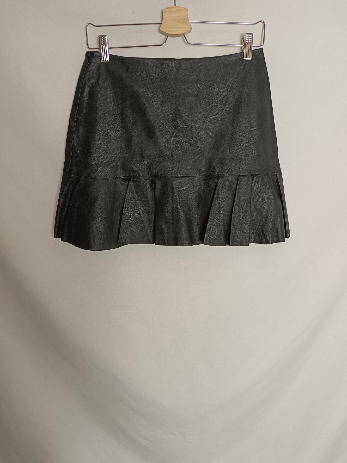 ZARA. Falda corta efecto piel Tm