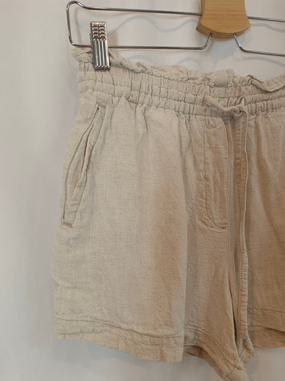 H&M. Pantalón corto fluido beige. T S