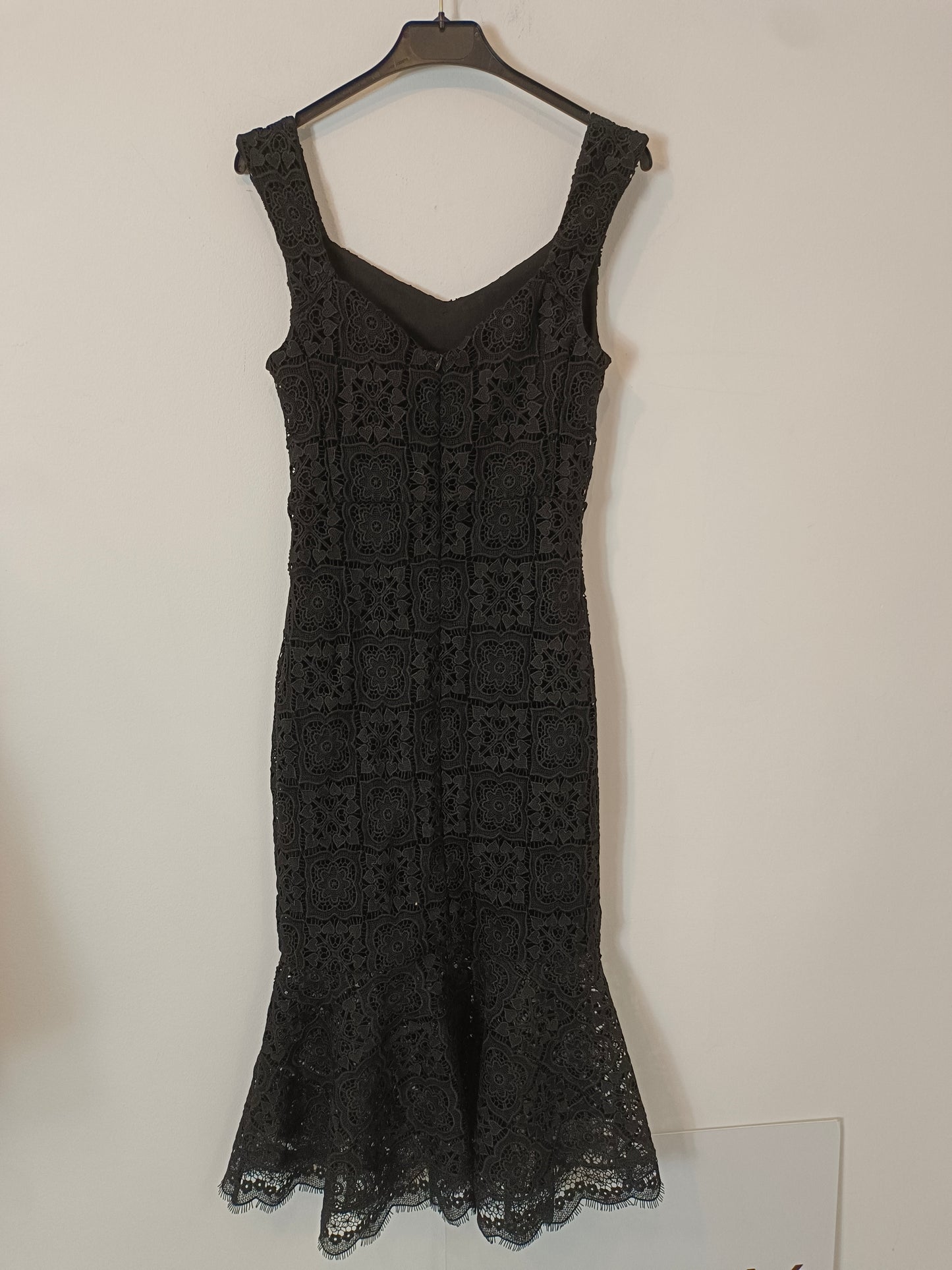 UTERQÜE. Vestido midi negro troquelado. T XS