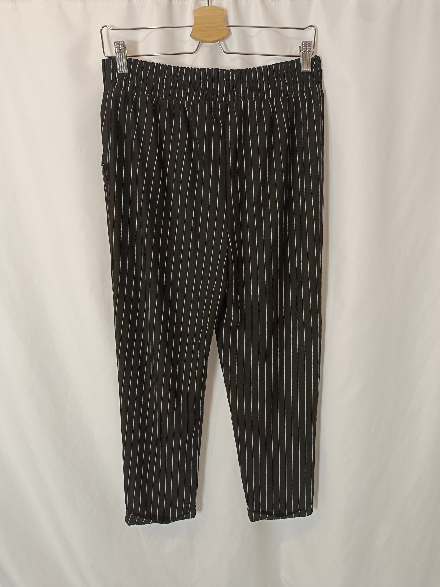 STRADIVARIUS. Pantalón negro rayas fluido. T L