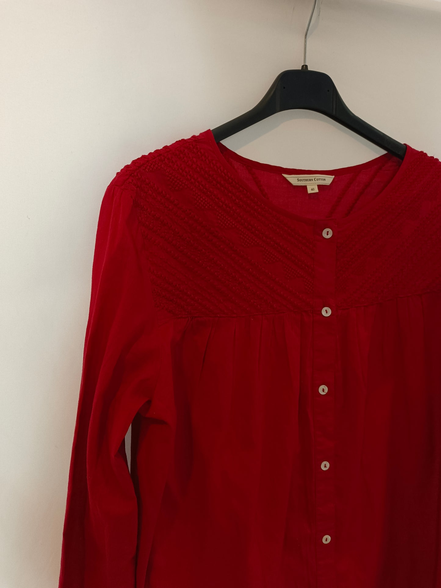 SOUTHERN COTTON. Blusa roja bordado T.40