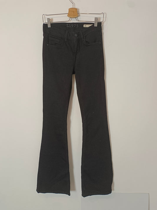 ZARA. Pantalón negro campana T.36