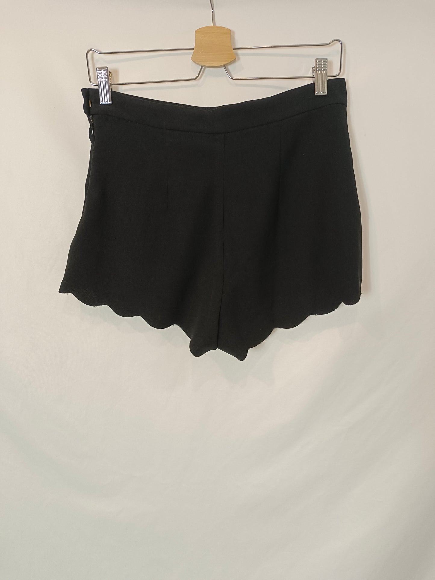 H&M. Pantalón corto negro T.38