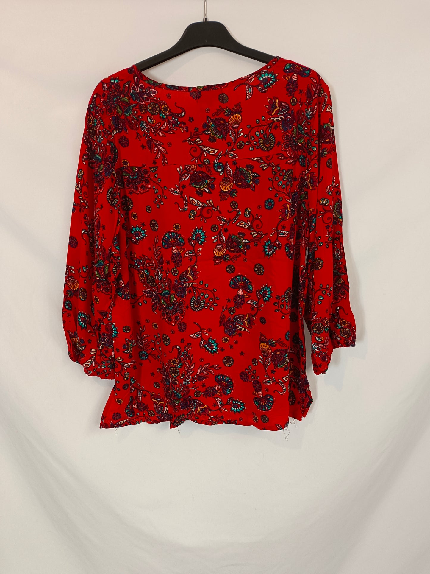 COLINE. blusa roja con flores fluida  T.m