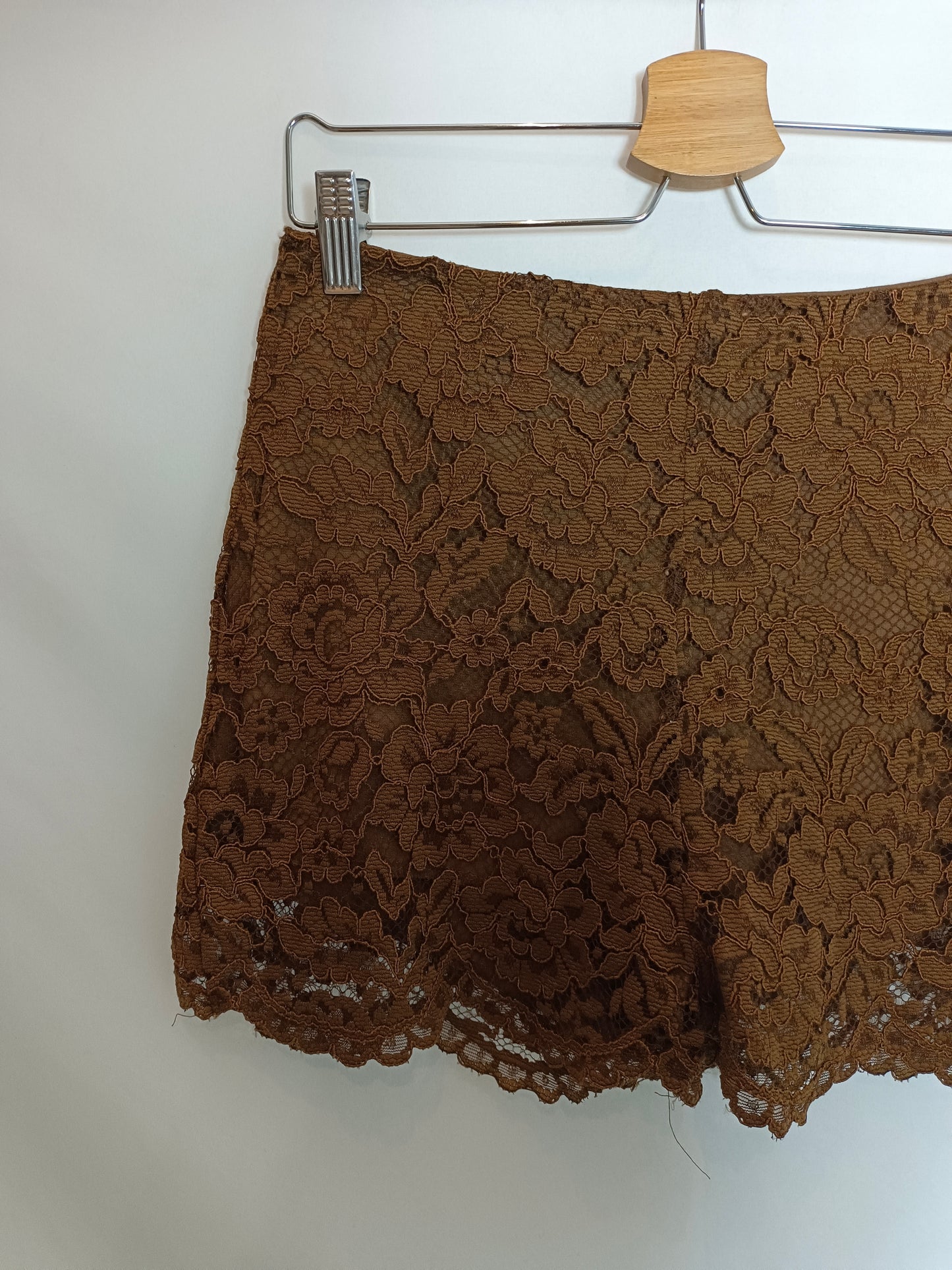 STRADIVARIUS. Shorts marrón encaje T.l