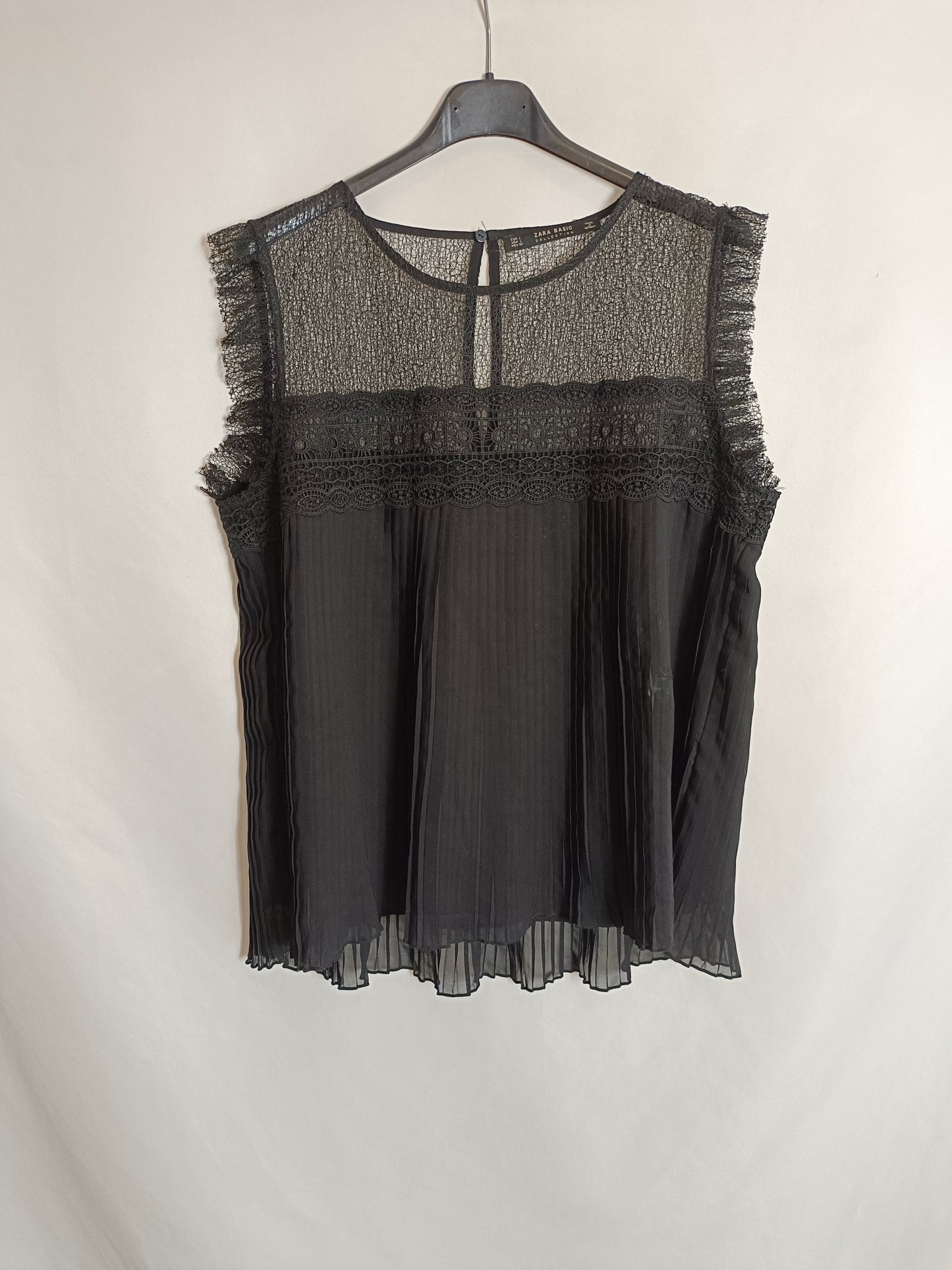 ZARA. Top negro encaje plisado T.l