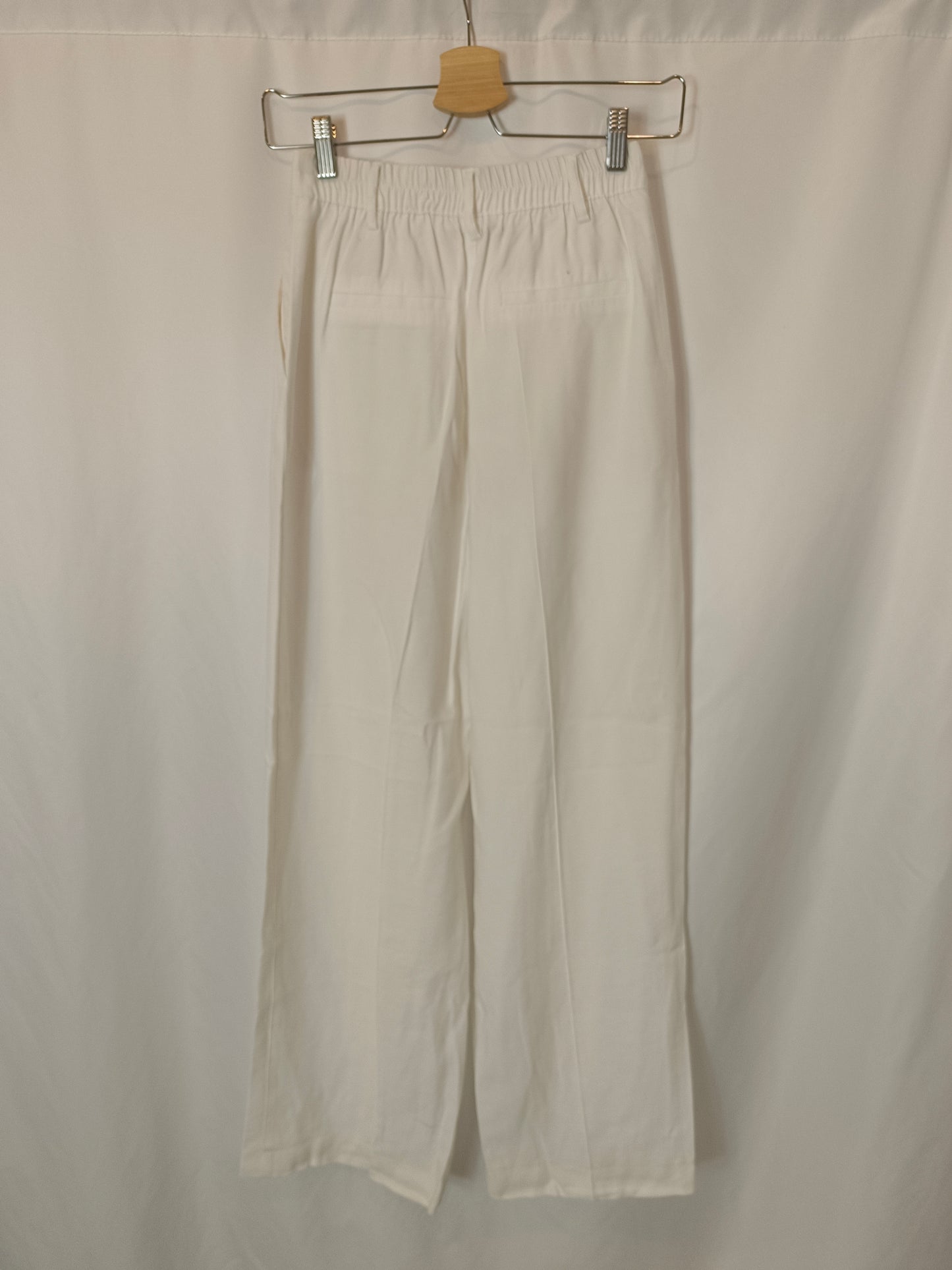 BERSHKA. Pantalón blanco pinzas T.xs