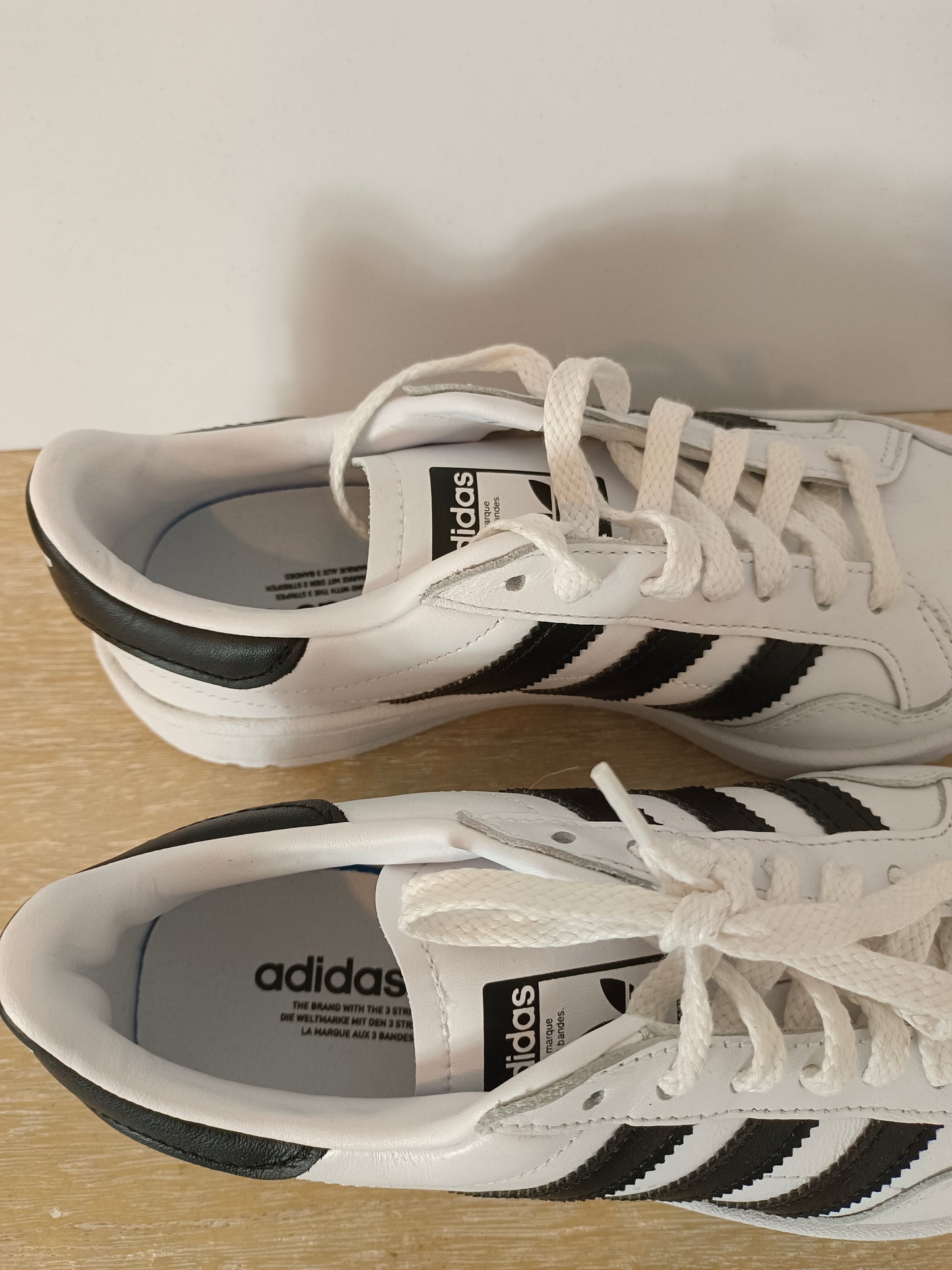 ADIDAS. Zapatillas blancas detalles negros T.38(2/3)