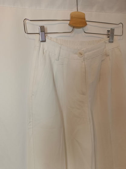 BERSHKA. Pantalón blanco pinzas T.xs