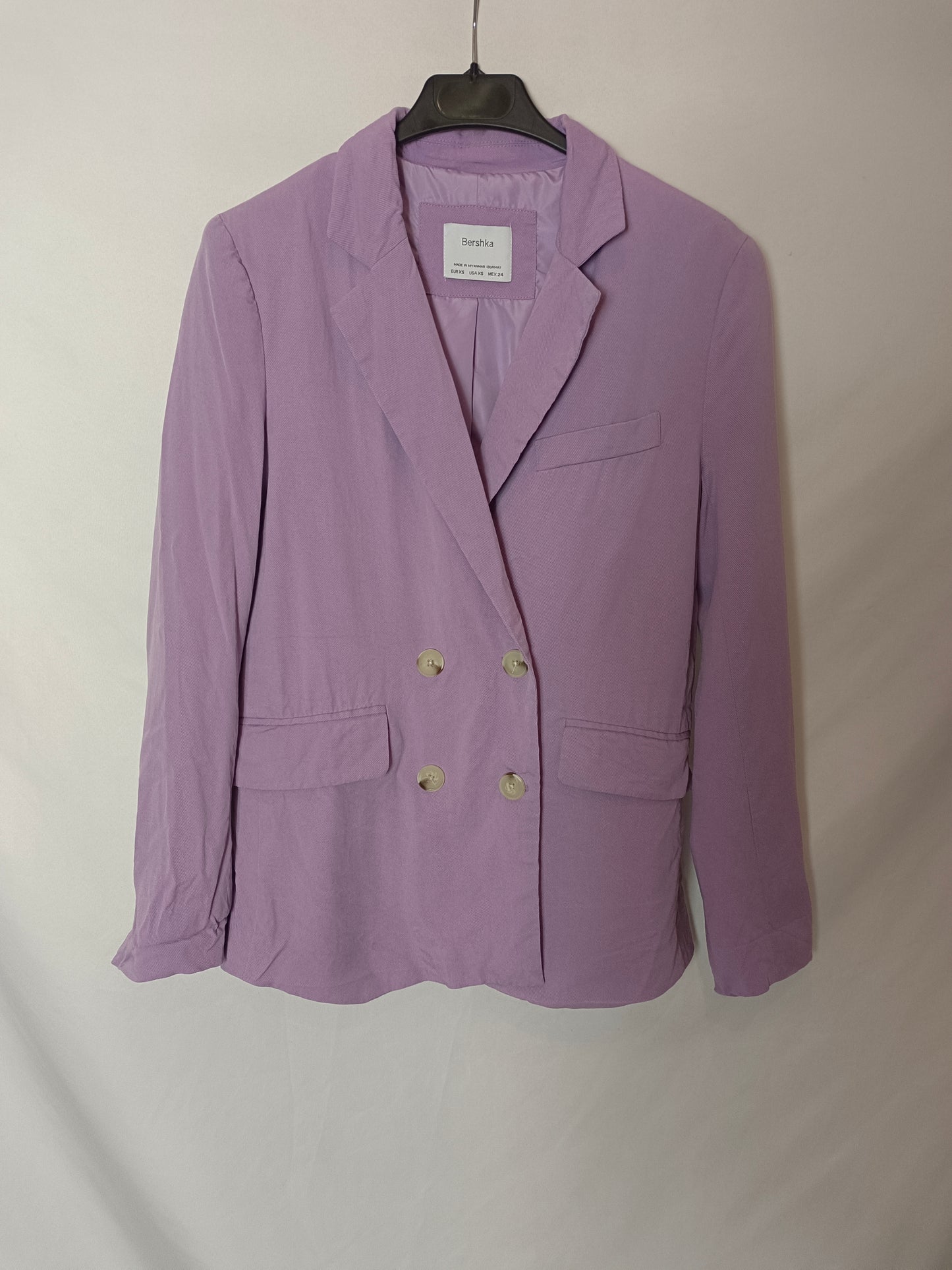 BERSHKA. Blazer fluida morada T.xs